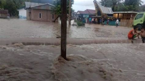 Banjir Rendam Ratusan Rumah di Mamuju Sulawesi Barat