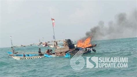 AVIELLE NEWS Perahu Nelayan Ujunggenteng Terbakar di Tengah Laut Perbatasan Cianjur