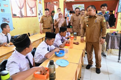 Tempuh 60 KM Polsek Sagaranten Berikan Makanan Bergizi Gratis Pelajar SD di Desa Tenjolaut Cidadap