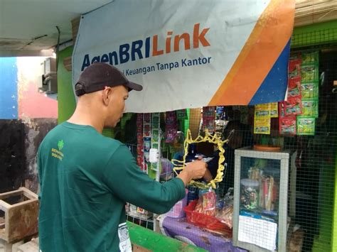 Dekatkan Perbankan, Kisah AgenBRILink Pahlawan Inklusi Keuangan di Tengah Kebun Kelapa Sawit