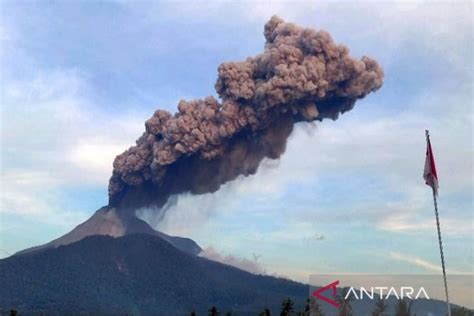 Gunung Lewotobi Laki-laki di Flores Timur NTT Erupsi Tinggi Kolom Letusan 9 KM