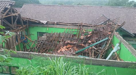 Sekolah Ambruk di Simpenan Sukabumi Wali Murid Takut Terjadi Bencana Susulan