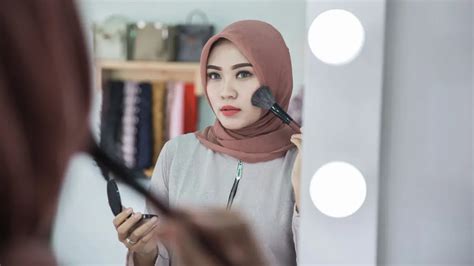Tips Makeup Anti Ngecrack Saat Lebaran, Tampil Memukau Seharian!